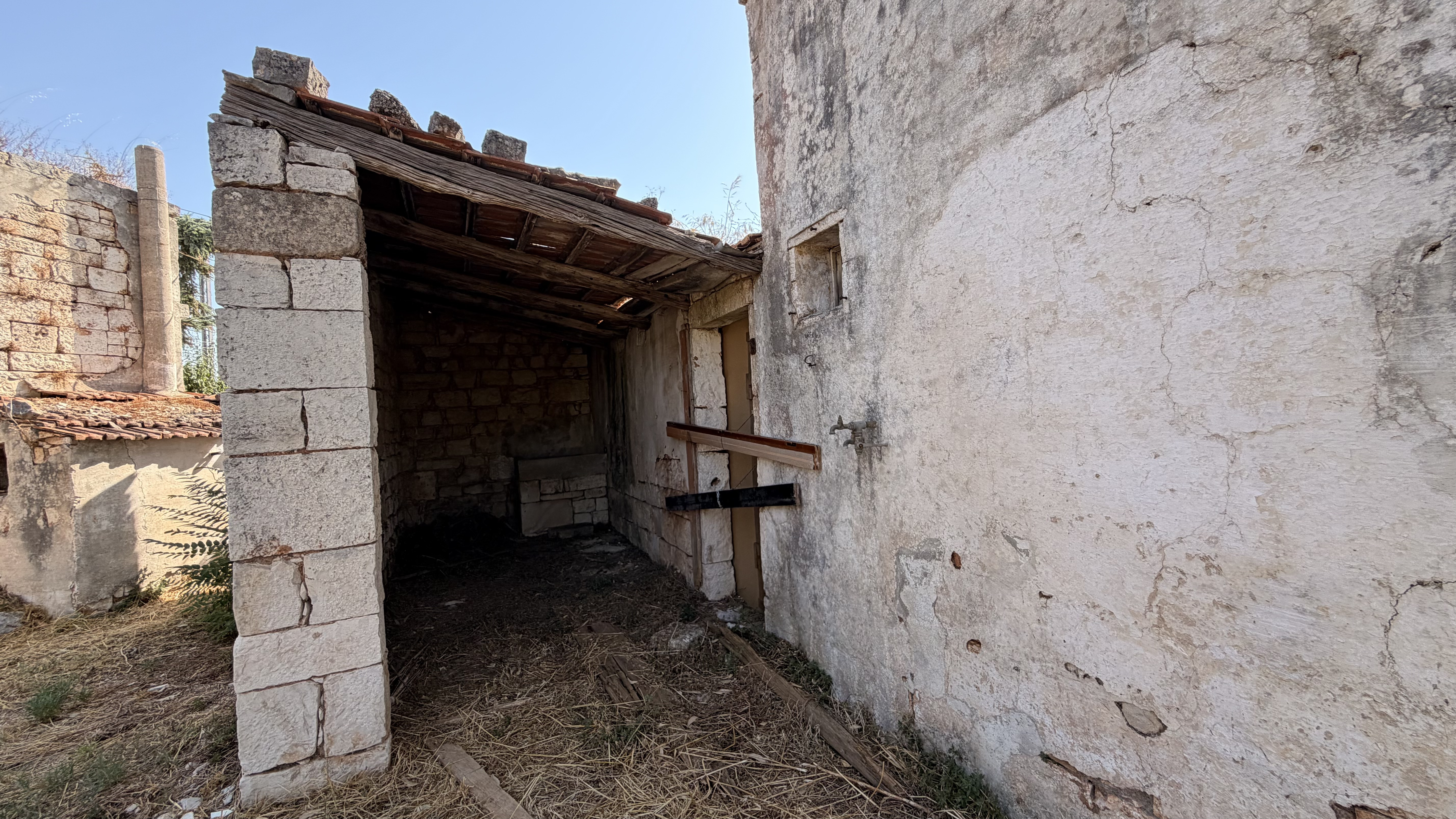 Prossimit&agrave; del paese Fabbricato in Pietra con Terreno